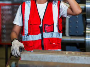 “Хүүхэд юм чинь” гэж хууль зөрчсөөр байх уу, ажил олгогчид оо!